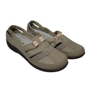 Cloudsteppers by Clarks Cream Tan Flats with Cushioned Footbed